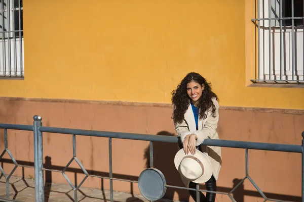 Mujer Joven Guapa Morena Con Pelo Rizado Abrigo Sombrero Beige —  Fotos de Stock
