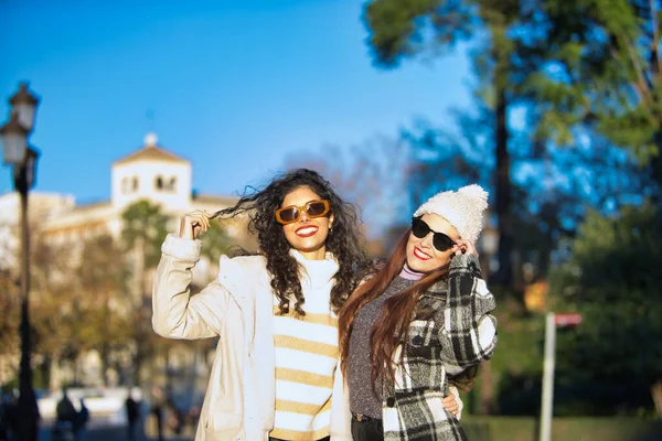 Två Kvinnor Unga Och Vackra Med Tröja Solglasögon Rock Och — Stockfoto