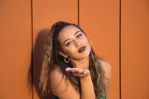 Latin Dan Hispanik Gadis Muda Dan Cantik Dengan Mata Hijau — Stok Foto
