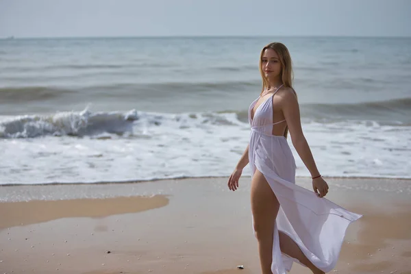 Młoda Piękna Blondynka Białej Sukience Spacerująca Samotnej Plaży Zrelaksowana Spokojna — Zdjęcie stockowe