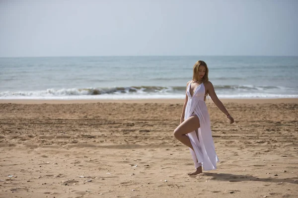 Jovem Bonita Mulher Loira Vestido Branco Andando Uma Praia Solitária — Fotografia de Stock