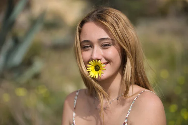 Portret Młodej Kobiety Blondynki Pięknej Bardzo Uśmiechniętej Szczęśliwej Żółtą Stokrotką — Zdjęcie stockowe