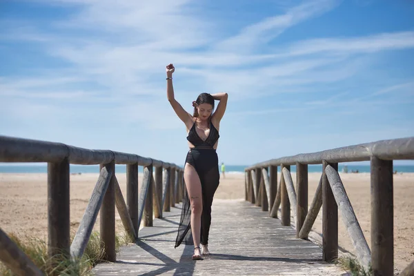 Atrakcyjna Młoda Kobieta Ubrana Czarny Strój Kąpielowy Sarong Ramiona Góry — Zdjęcie stockowe