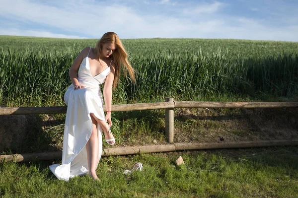 Genç Bir Kadın Güzel Sarışın Beyaz Elbiseli Tahta Bir Korkulukta — Stok fotoğraf