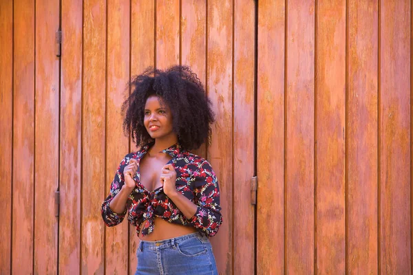 Jonge Vrouw Mooi Zwart Met Afro Haar Met Een Bloemenhemd — Stockfoto