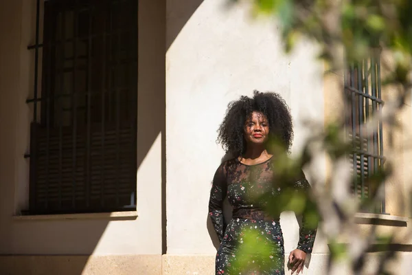 Mujer Joven Hermosa Negra Con Pelo Afro Con Vestido Floral — Foto de Stock