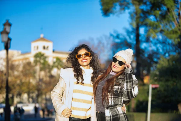セーター サングラス コートとウールの帽子を持つ2人の女性は 若く美しい 非常に笑顔と幸せを受け入れました コンセプト秋 カップル 完全な幸福 — ストック写真