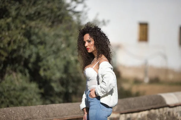 Mulher Jovem Bonita Morena Com Cabelo Encaracolado Top Branco Jeans — Fotografia de Stock