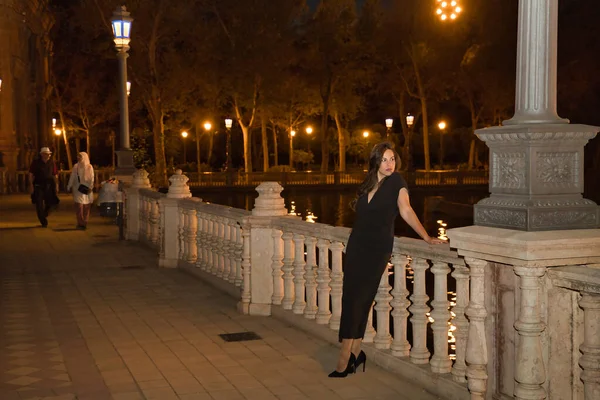 Όμορφη Νεαρή Γυναίκα Ισπανίδα Καστανά Μαλλιά Φορώντας Ένα Μαύρο Φόρεμα — Φωτογραφία Αρχείου