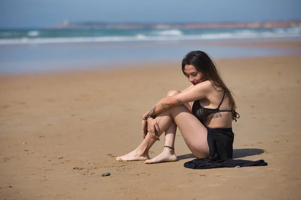 Atrakcyjna Młoda Kobieta Ubrana Czarny Strój Kąpielowy Sarong Samotna Cicha — Zdjęcie stockowe
