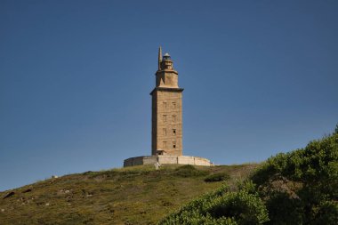 Herkül Kulesi olarak bilinen Roma deniz feneri dünyanın en eski ve tek Roma deniz feneridir. Mimarlık, deniz feneri, sahil, gemi enkazı.