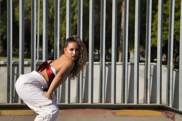 Latinská Hispánská Dívka Mladá Krásná Tančí Moderní Tanec Ulici Venku — Stock fotografie