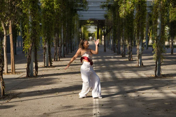 ラテン語とヒスパニック系の少女は 若くて美しい 屋外の通りでモダンダンスを踊る ダンスの概念 ムーンウォーク ジャンプスタイル シャッフル エレクトロダンス ヒップホップ ファンキー — ストック写真