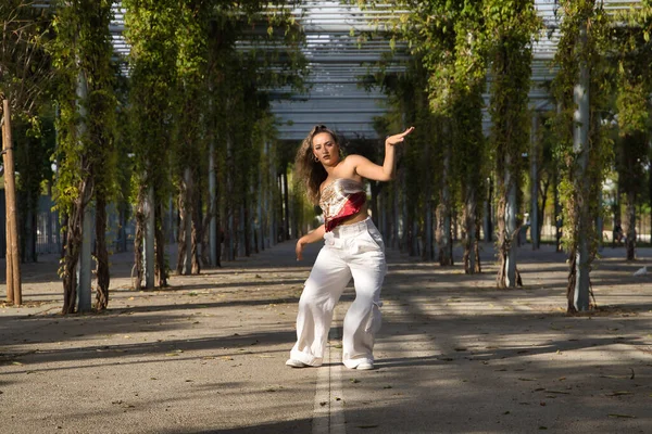 Latinská Hispánská Dívka Mladá Krásná Tančí Moderní Tanec Ulici Venku — Stock fotografie
