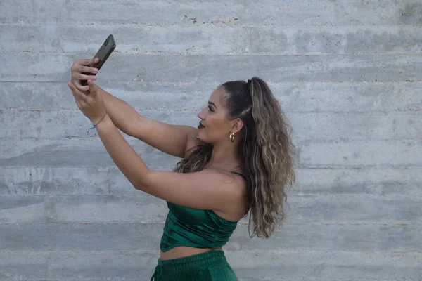 Latina Hispanic Girl Young Beautiful Recording Video Her Cell Phone — Fotografia de Stock