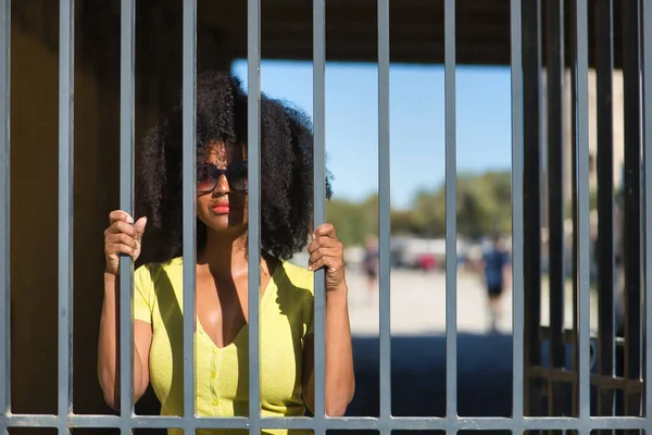 Fiatal Gyönyörű Fekete Portréja Afro Hajjal Sárga Pólóval Napszemüveggel Kapaszkodva — Stock Fotó