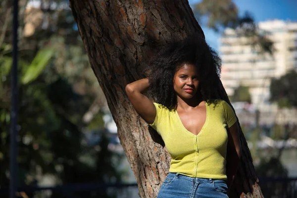 Mulher Jovem Bonita Preta Com Cabelo Afro Camisa Amarela Jeans — Fotografia de Stock