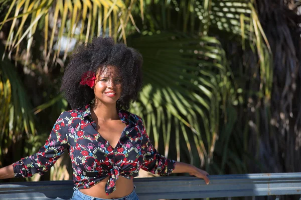 Mladá Žena Krásná Černá Afro Vlasy Květinovou Košilí Rudou Květinou — Stock fotografie