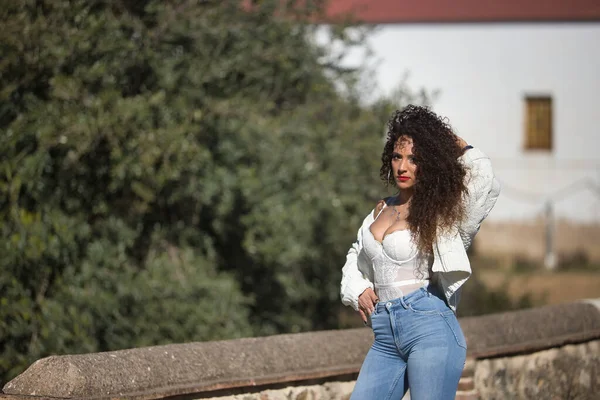 Mulher Jovem Bonita Morena Com Cabelo Encaracolado Top Branco Jeans — Fotografia de Stock
