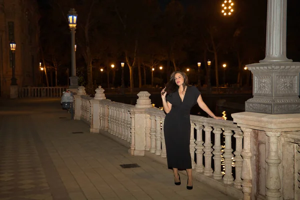 Όμορφη Νεαρή Γυναίκα Ισπανίδα Καστανά Μαλλιά Φοράει Μαύρο Φόρεμα Ακουμπά — Φωτογραφία Αρχείου