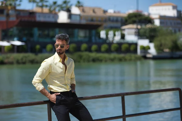 Jovem Empresário Atraente Com Barba Camisa Amarela Calças Pretas Posando — Fotografia de Stock