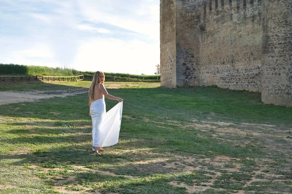 Genç Bir Kadın Güzel Sarışın Beyaz Elbiseli Onu Eliyle Kaldırıyor — Stok fotoğraf