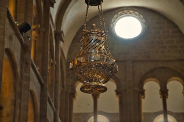 Santiago de Compostela katedralinde tütsü kokusu yaymaya hizmet eden Botafumeiro. Hacı konsepti, yolculuk, yol, din.