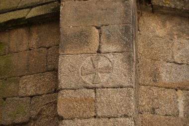 Gotik bir kilisenin yanında Tapınak Şövalyesi tarikatına ait bir haçın ayrıntıları. Mimari, kiliseler, din, gotik, ortaçağ kavramları.