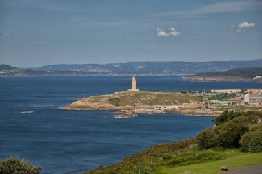 Herkül Kulesi olarak bilinen Roma deniz feneri St. Peter Dağı 'ndan görülen dünyadaki en eski ve tek Roma deniz feneridir. Mimarlık, deniz feneri, sahil, gemi enkazı
