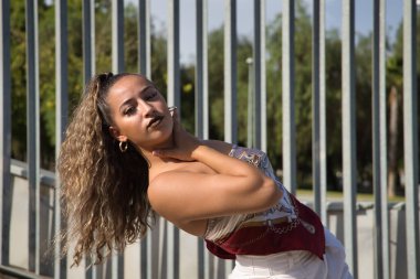 Latin ve İspanyol kız, genç ve güzel, açık havada dans eden modern dans. Dans konsepti, ay yürüyüşü, zıplama stili, karıştırma, elektrodans, hip hop, funky, popping.