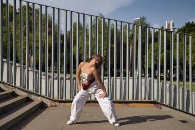 Latin ve İspanyol kız, genç ve güzel, açık havada dans eden modern dans. Dans konsepti, ay yürüyüşü, zıplama stili, karıştırma, elektrodans, hip hop, funky, popping.