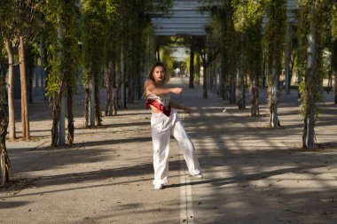 Latin ve İspanyol kız, genç ve güzel, açık havada dans eden modern dans. Dans konsepti, ay yürüyüşü, zıplama stili, karıştırma, elektrodans, hip hop, funky, popping.