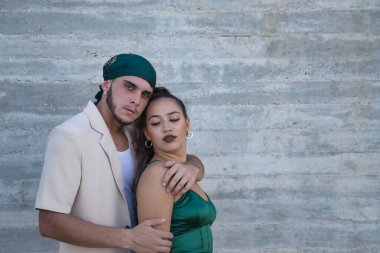 Latin ve İspanyol erkek ve kız çift, genç ve uyumsuz, birbirlerine bakıyorlar şehvetli ve suç ortağı tavırlarıyla birbirlerine sarılıyorlar. Aşk kavramı, çiftler, aşıklar, sevgililer günü, görünüş.