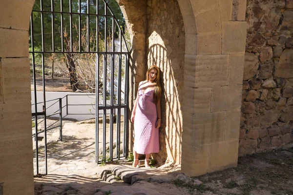 Pembe Elbiseli Genç Güzel Sarışın Bir Kadın Bir Kalenin Girişinin — Stok fotoğraf