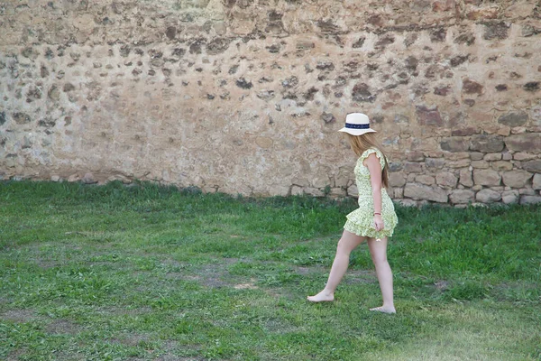 Young Woman Beautiful Blonde Yellow Dress Hat Walking Barefoot Green — Stok fotoğraf
