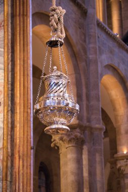 Santiago de Compostela katedralinde tütsü kokusu yaymaya hizmet eden Botafumeiro. Hacı konsepti, yolculuk, yol, din. Dikey konum.