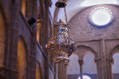 Santiago de Compostela katedralinde tütsü kokusu yaymaya hizmet eden Botafumeiro. Hacı konsepti, yolculuk, yol, din.