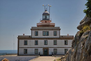 1853 yılında Atlantik kıyısında deniz seviyesinden 138 metre yükseklikte inşa edilen Finisterre Deniz Feneri, Avrupa 'nın en batı deniz feneridir. Kavram kıyısı, okyanus, tehlike, gemi enkazı.