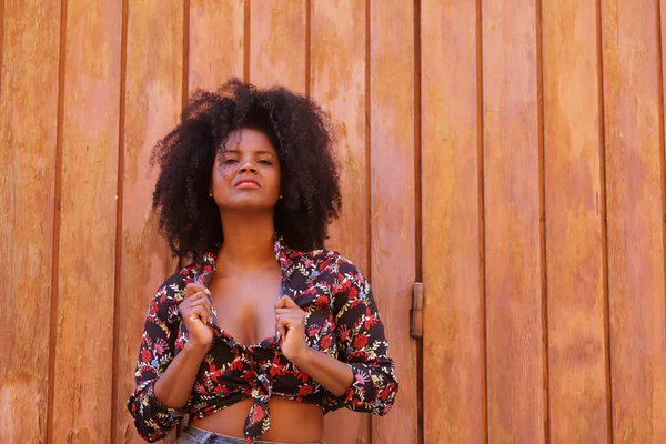 Młoda Kobieta Piękna Czarna Afro Włosami Kwiatową Koszulą Opierającą Się — Zdjęcie stockowe