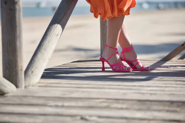 Деталь Женских Ног Высоких Каблуках Розовыми Ремнями Деревянной Дорожке Пляже — стоковое фото
