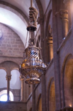 Santiago de Compostela katedralinde tütsü kokusu yaymaya hizmet eden Botafumeiro. Hacı konsepti, yolculuk, yol, din. Dikey konum.