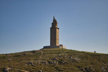 Herkül Kulesi olarak bilinen Roma deniz feneri dünyanın en eski ve tek Roma deniz feneridir. Mimarlık, deniz feneri, sahil, gemi enkazı.