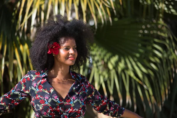 Młoda Kobieta Piękna Czarna Afro Włosami Kwiatową Koszulą Czerwonym Kwiatem — Zdjęcie stockowe