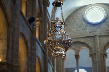 Santiago de Compostela katedralinde tütsü kokusu yaymaya hizmet eden Botafumeiro. Hacı konsepti, yolculuk, yol, din.