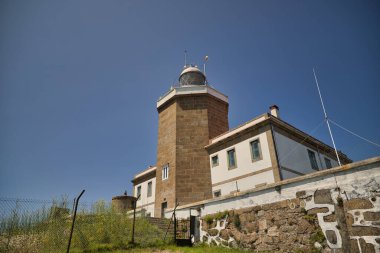 1853 yılında Atlantik kıyısında deniz seviyesinden 138 metre yükseklikte inşa edilen Finisterre Deniz Feneri, Avrupa 'nın en batı deniz feneridir. Kavram kıyısı, okyanus, tehlike, gemi enkazı.