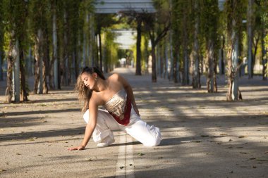 Latin ve İspanyol kız, genç ve güzel, açık havada dans eden modern dans. Dans konsepti, ay yürüyüşü, zıplama stili, karıştırma, elektrodans, hip hop, funky, popping.