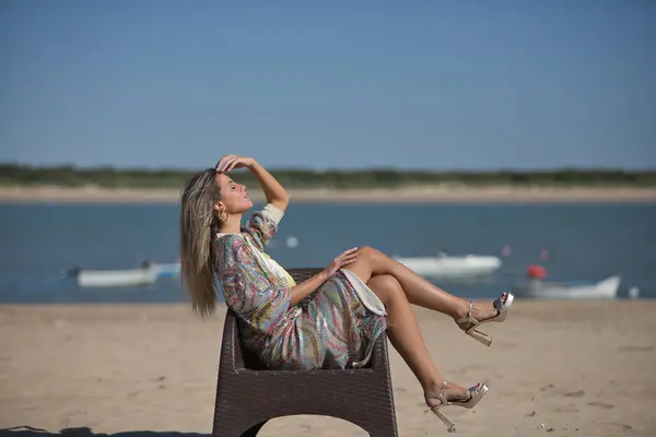 Mladá Krásná Žena Flitrovaných Šatech Podpatcích Sedí Židli Uprostřed Plážového Royalty Free Stock Fotografie