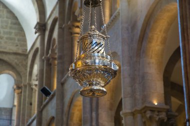 Santiago de Compostela katedralinde tütsü kokusu yaymaya hizmet eden Botafumeiro. Hacı konsepti, yolculuk, yol, din.