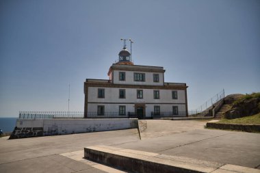 1853 yılında Atlantik kıyısında deniz seviyesinden 138 metre yükseklikte inşa edilen Finisterre Deniz Feneri, Avrupa 'nın en batı deniz feneridir. Kavram kıyısı, okyanus, tehlike, gemi enkazı.