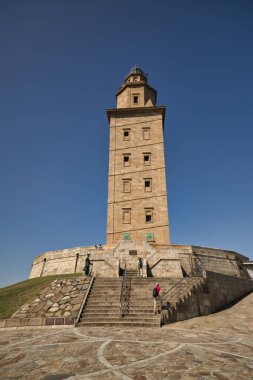 Herkül Kulesi olarak bilinen Roma deniz feneri dünyanın en eski ve tek Roma deniz feneridir. Mimarlık, deniz feneri, sahil, gemi enkazı. Dikey konum.
